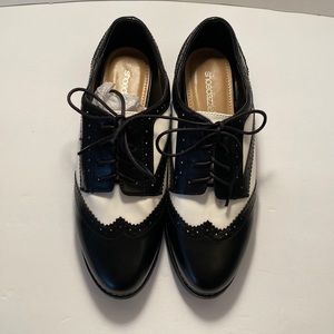 Black & white Oxford size 10 shoe Dazzle